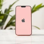 Presenta el iPhone 15 rosa en un entorno elegante, destacando su diseño moderno.